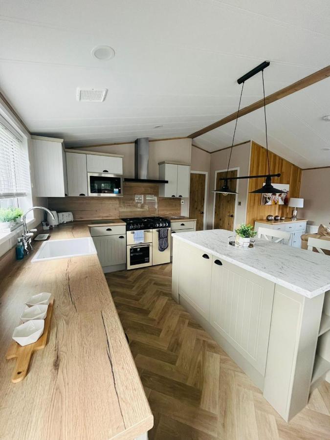 Copse View Lodge With Hot Tub York Exterior foto