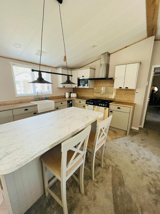 Copse View Lodge With Hot Tub York Exterior foto