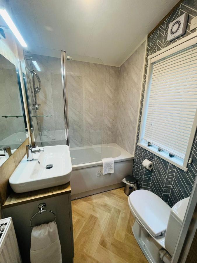 Copse View Lodge With Hot Tub York Exterior foto